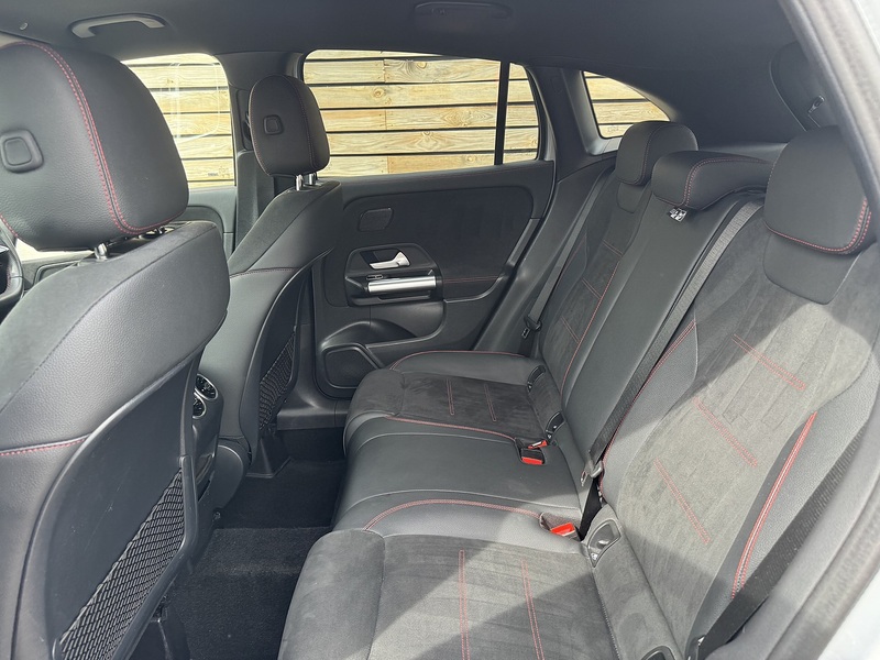 Mercedes-Benz GLA 2025'74 GLA200h MHEV AMG Line | Premium Pack | De Chromed - U9210