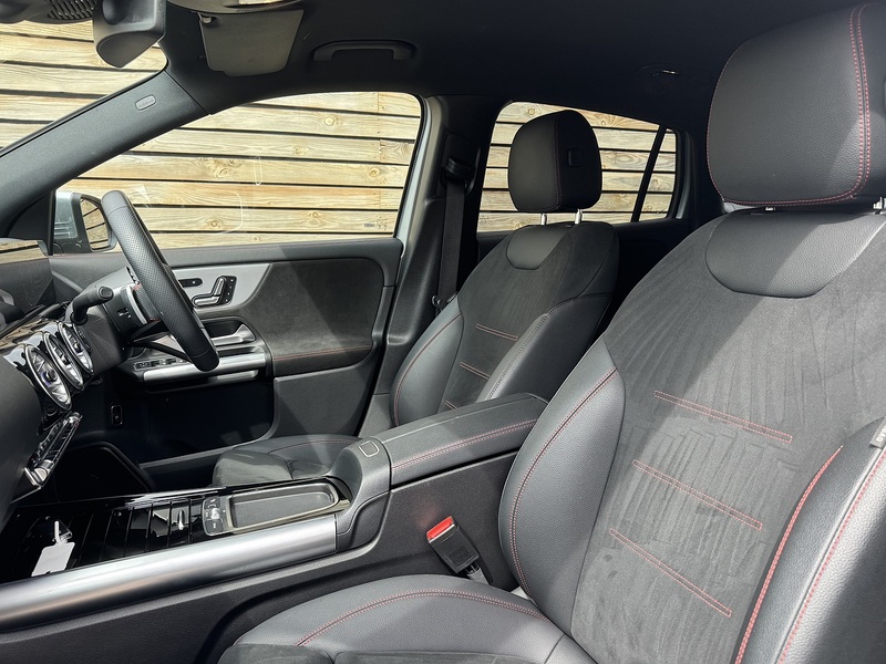 Mercedes-Benz GLA 2025'74 GLA200h MHEV AMG Line | Premium Pack | De Chromed - U9210