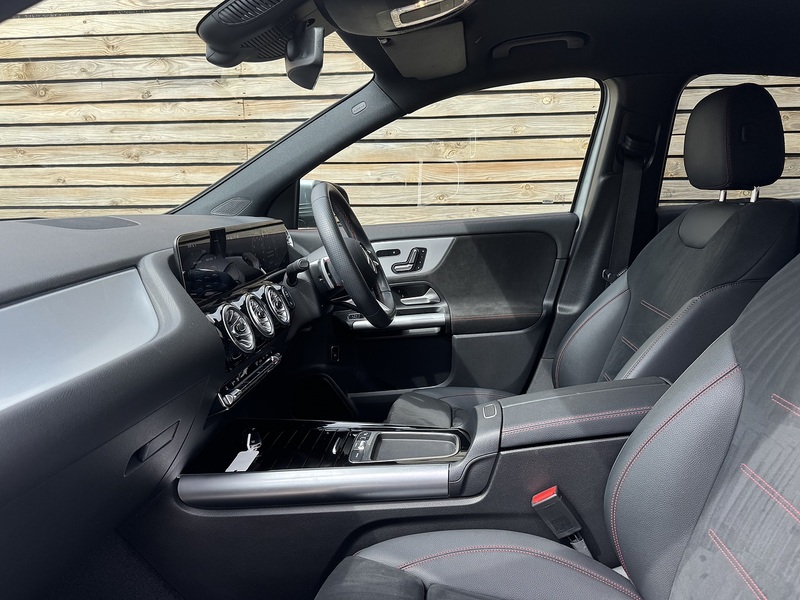 Mercedes-Benz GLA 2025'74 GLA200h MHEV AMG Line | Premium Pack | De Chromed - U9210