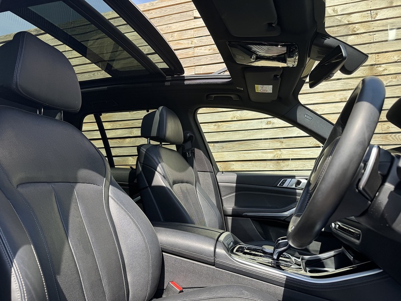 BMW X5 2018'68 40i M Sport | Sky Lounge Pack | Comfort Plus Pack - U9218