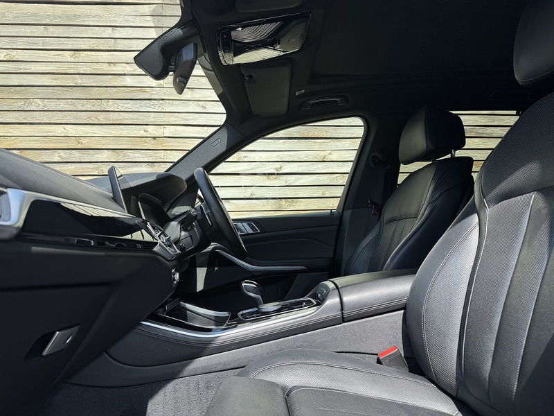 BMW X5 2018'68 40i M Sport | Sky Lounge Pack | Comfort Plus Pack - U9218