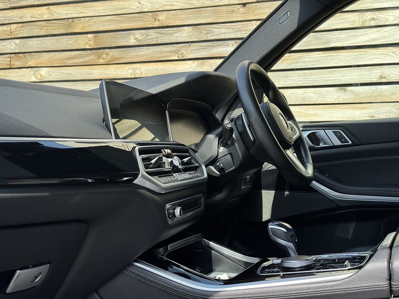 BMW X5 2018'68 40i M Sport | Sky Lounge Pack | Comfort Plus Pack - U9218