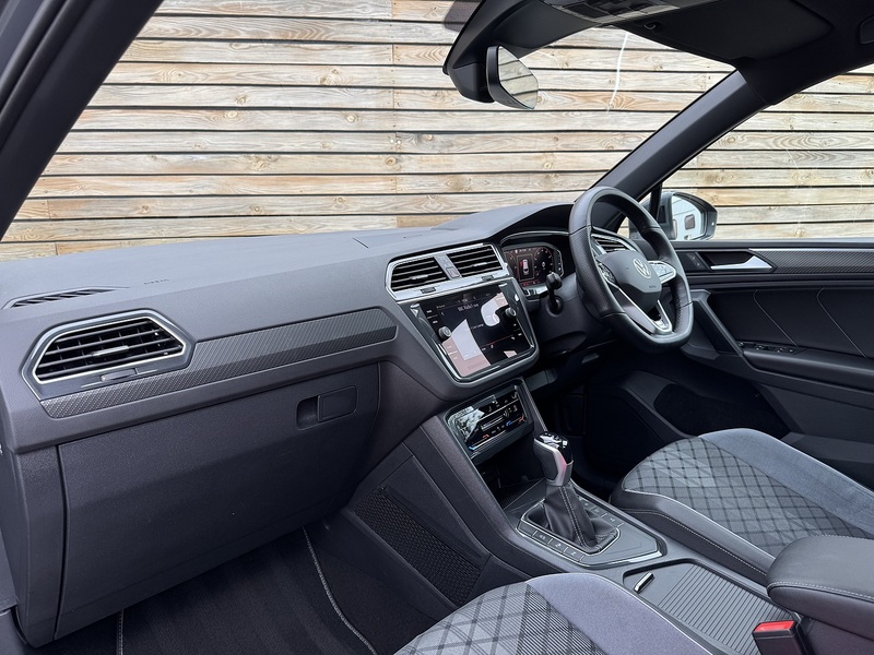 Volkswagen Tiguan 2023'23 TDI R-Line | Effieient engine | Great colour - U9285