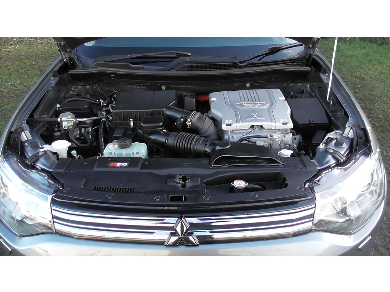 Mitsubishi 2.0h 12kWh GX4h SUV 5dr Petrol Plug-in Hybrid CVT 4WD Euro 5 (s/s) (200 ps)