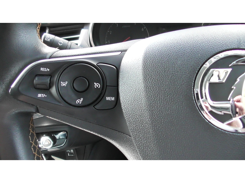 Vauxhall 1.2 Elite Nav SUV 5dr Petrol Manual Euro 6 (83 ps)