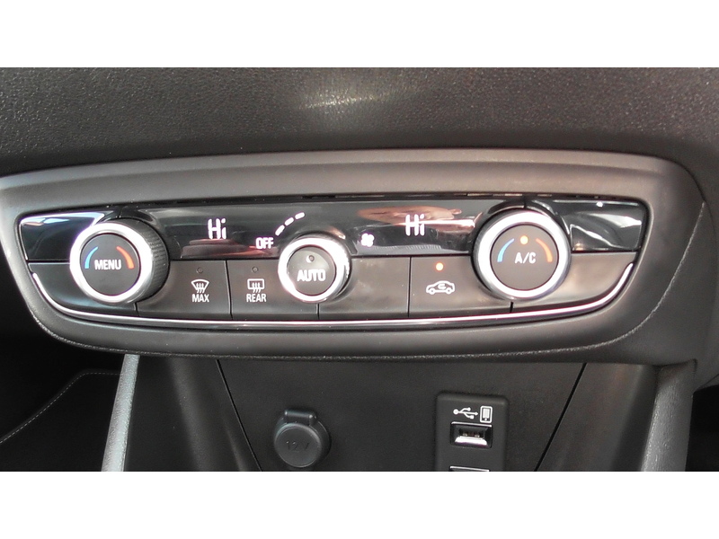 Vauxhall 1.2 Elite Nav SUV 5dr Petrol Manual Euro 6 (83 ps)