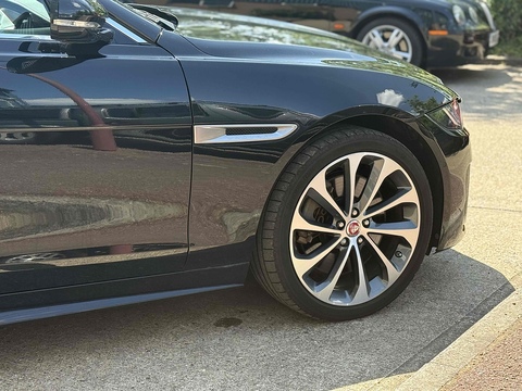 2.0 P300i R-Dynamic HSE Saloon 4dr Petrol Auto AWD Euro 6 (s/s) (300 ps)