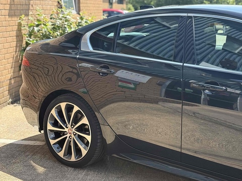 2.0 P300i R-Dynamic HSE Saloon 4dr Petrol Auto AWD Euro 6 (s/s) (300 ps)