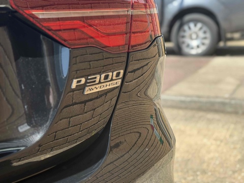 2.0 P300i R-Dynamic HSE Saloon 4dr Petrol Auto AWD Euro 6 (s/s) (300 ps)