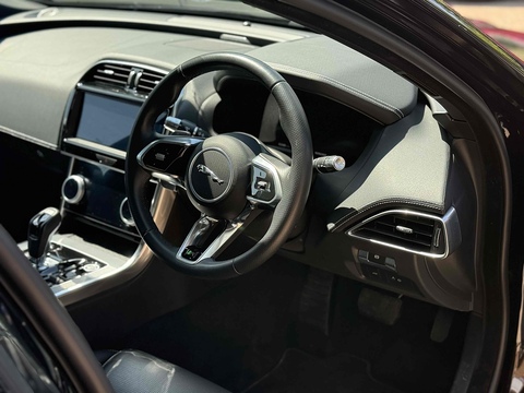 2.0 P300i R-Dynamic HSE Saloon 4dr Petrol Auto AWD Euro 6 (s/s) (300 ps)