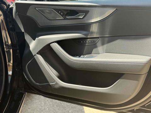 2.0 P300i R-Dynamic HSE Saloon 4dr Petrol Auto AWD Euro 6 (s/s) (300 ps)