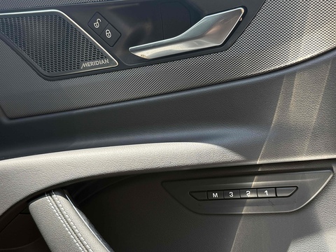 2.0 P300i R-Dynamic HSE Saloon 4dr Petrol Auto AWD Euro 6 (s/s) (300 ps)