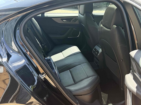 2.0 P300i R-Dynamic HSE Saloon 4dr Petrol Auto AWD Euro 6 (s/s) (300 ps)