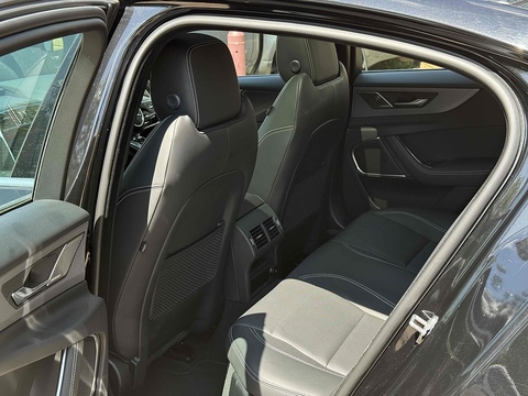 2.0 P300i R-Dynamic HSE Saloon 4dr Petrol Auto AWD Euro 6 (s/s) (300 ps)