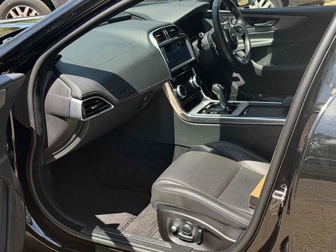 2.0 P300i R-Dynamic HSE Saloon 4dr Petrol Auto AWD Euro 6 (s/s) (300 ps)