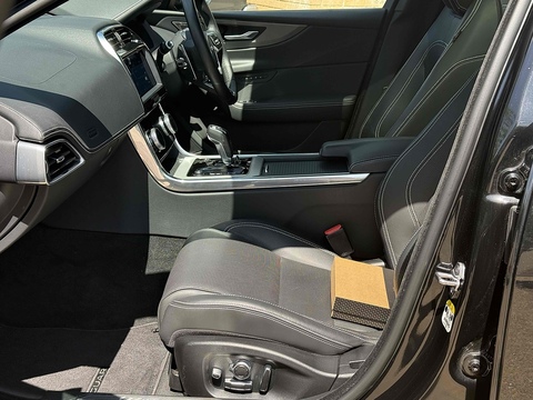 2.0 P300i R-Dynamic HSE Saloon 4dr Petrol Auto AWD Euro 6 (s/s) (300 ps)