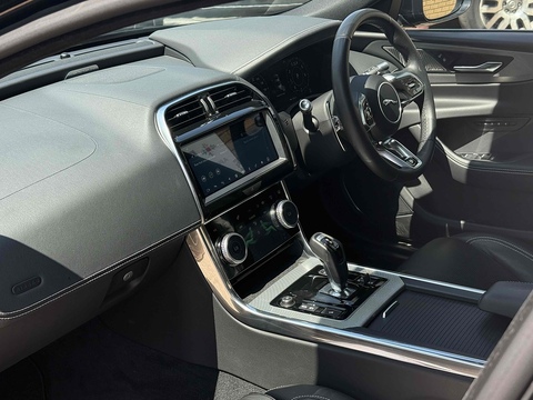 2.0 P300i R-Dynamic HSE Saloon 4dr Petrol Auto AWD Euro 6 (s/s) (300 ps)