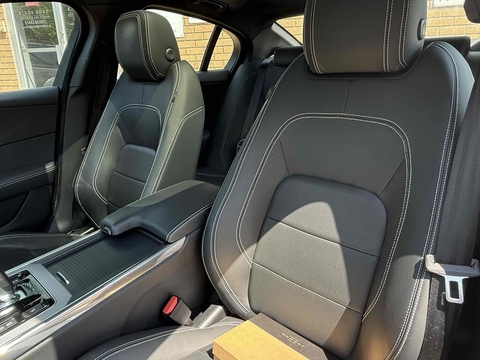 2.0 P300i R-Dynamic HSE Saloon 4dr Petrol Auto AWD Euro 6 (s/s) (300 ps)