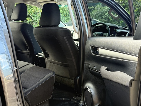 2.4 D-4D Invincible Pickup Double Cab 4dr Diesel Auto 4WD Euro 6 (s/s) (TSS) (150 ps)