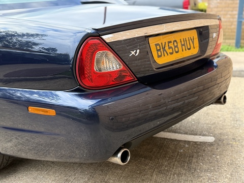 4.2 V8 Saloon 4dr Petrol Automatic (289 g/km, 400 bhp)