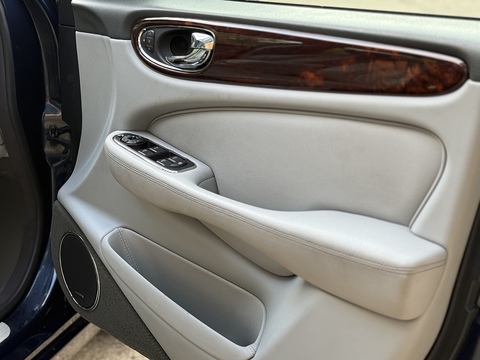 4.2 V8 Saloon 4dr Petrol Automatic (289 g/km, 400 bhp)