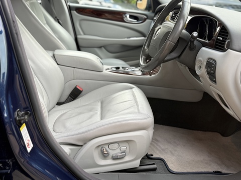 4.2 V8 Saloon 4dr Petrol Automatic (289 g/km, 400 bhp)