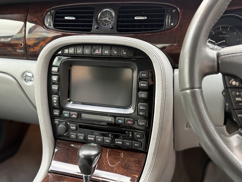 4.2 V8 Saloon 4dr Petrol Automatic (289 g/km, 400 bhp)