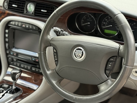 4.2 V8 Saloon 4dr Petrol Automatic (289 g/km, 400 bhp)