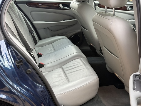 4.2 V8 Saloon 4dr Petrol Automatic (289 g/km, 400 bhp)