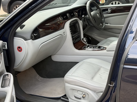 4.2 V8 Saloon 4dr Petrol Automatic (289 g/km, 400 bhp)