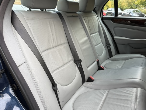 4.2 V8 Saloon 4dr Petrol Automatic (289 g/km, 400 bhp)