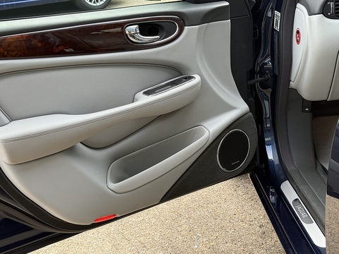 4.2 V8 Saloon 4dr Petrol Automatic (289 g/km, 400 bhp)