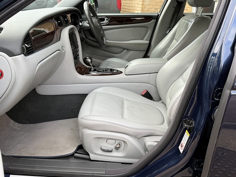 4.2 V8 Saloon 4dr Petrol Automatic (289 g/km, 400 bhp)