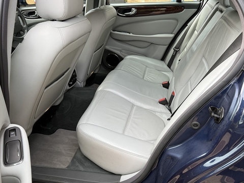 4.2 V8 Saloon 4dr Petrol Automatic (289 g/km, 400 bhp)