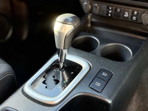 D-4D Invincible Pickup 2.8 Automatic Diesel