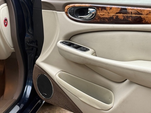 4.2 V8 Saloon 4dr Petrol Automatic (299 g/km, 400 bhp)