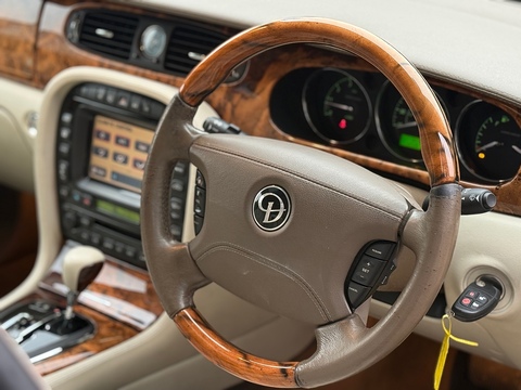 4.2 V8 Saloon 4dr Petrol Automatic (299 g/km, 400 bhp)