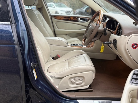 4.2 V8 Saloon 4dr Petrol Automatic (299 g/km, 400 bhp)