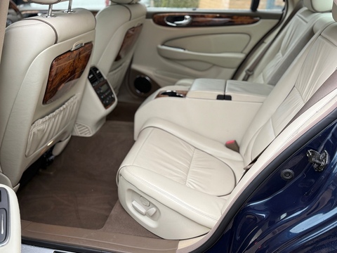 4.2 V8 Saloon 4dr Petrol Automatic (299 g/km, 400 bhp)