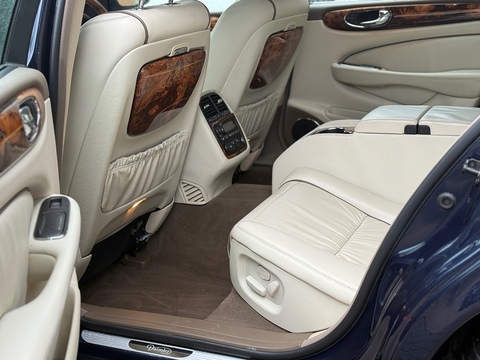 4.2 V8 Saloon 4dr Petrol Automatic (299 g/km, 400 bhp)