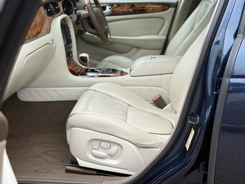 4.2 V8 Saloon 4dr Petrol Automatic (299 g/km, 400 bhp)