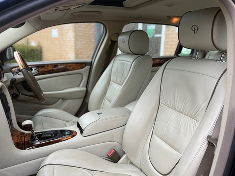 4.2 V8 Saloon 4dr Petrol Automatic (299 g/km, 400 bhp)