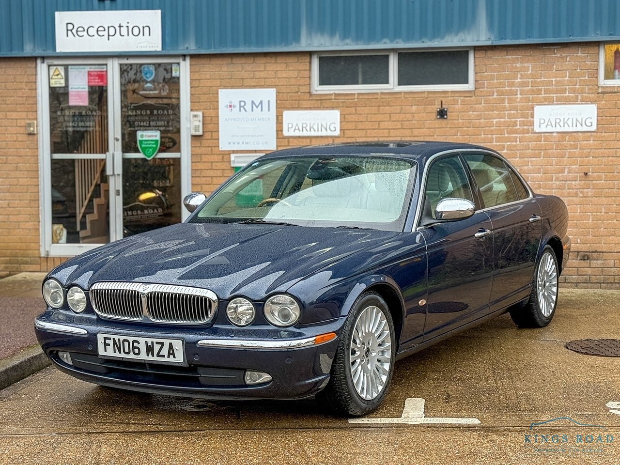 Daimler 4.2 V8 Saloon 4dr Petrol Automatic (299 g/km, 400 bhp)