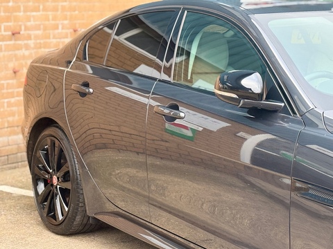 2.0 P300i R-Dynamic HSE Saloon 4dr Petrol Auto AWD Euro 6 (s/s) (300 ps)