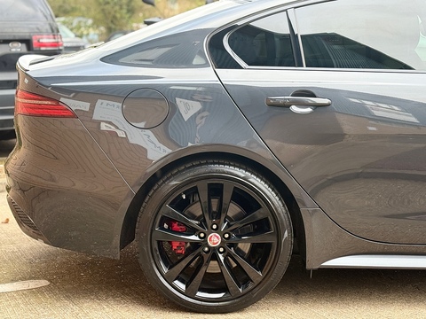 2.0 P300i R-Dynamic HSE Saloon 4dr Petrol Auto AWD Euro 6 (s/s) (300 ps)