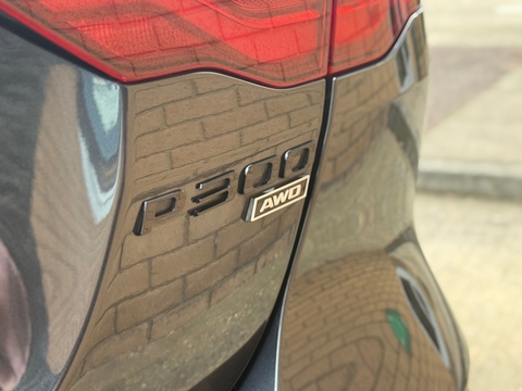 2.0 P300i R-Dynamic HSE Saloon 4dr Petrol Auto AWD Euro 6 (s/s) (300 ps)