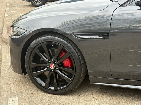 2.0 P300i R-Dynamic HSE Saloon 4dr Petrol Auto AWD Euro 6 (s/s) (300 ps)