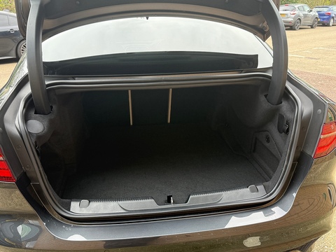 2.0 P300i R-Dynamic HSE Saloon 4dr Petrol Auto AWD Euro 6 (s/s) (300 ps)