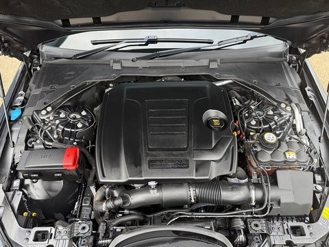2.0 P300i R-Dynamic HSE Saloon 4dr Petrol Auto AWD Euro 6 (s/s) (300 ps)