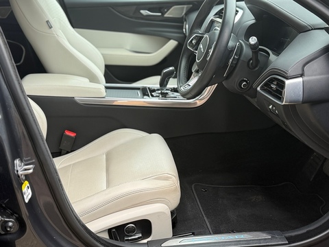 2.0 P300i R-Dynamic HSE Saloon 4dr Petrol Auto AWD Euro 6 (s/s) (300 ps)